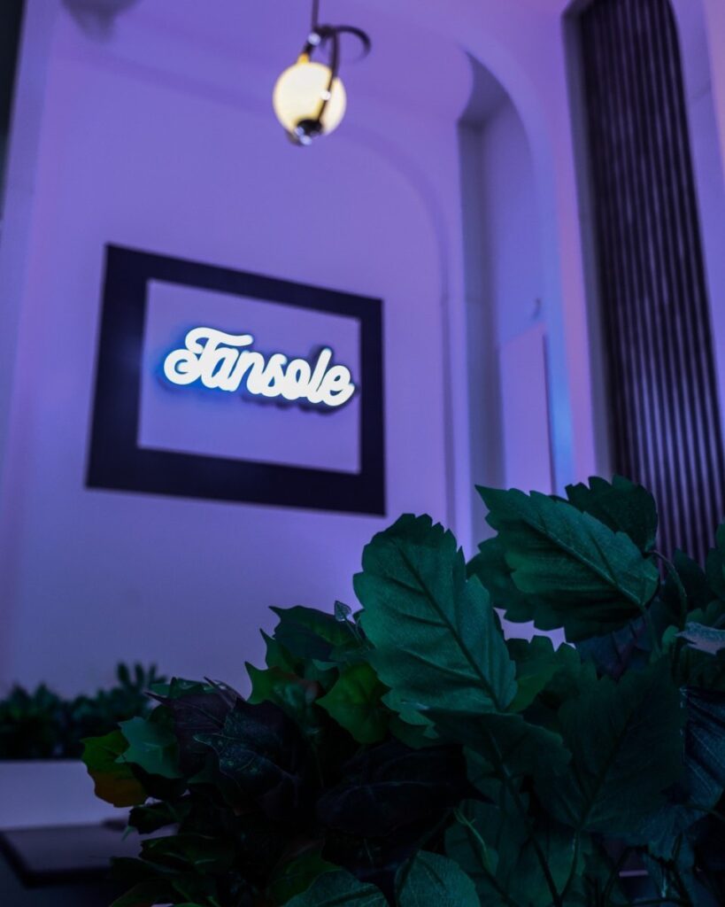 Tansole – Eingang/Logo